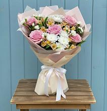 Букет цветов из:  Гвоздики, Орхидеи и Розы в Ховрино