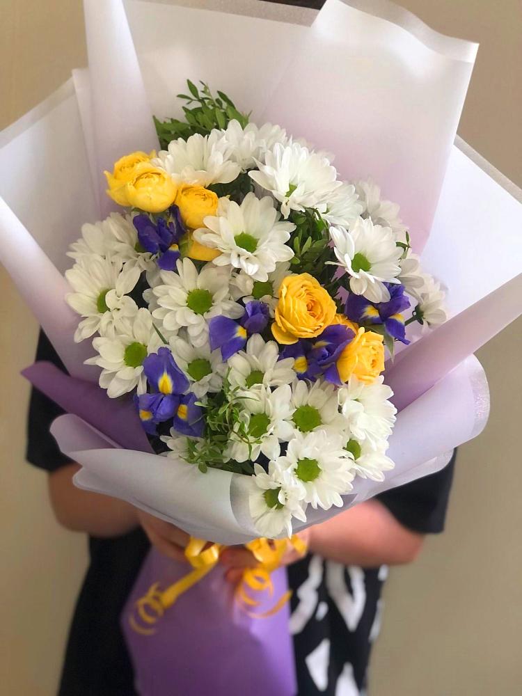 Букет цветов из: Ирисы, Хризантемы и Розы в Ховрино