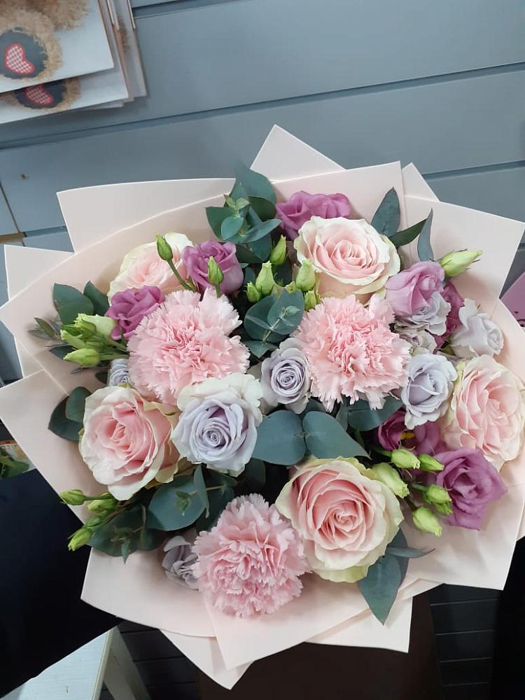 Букет цветов из: Розы, Гвоздики и Лизиантусы в Ховрино