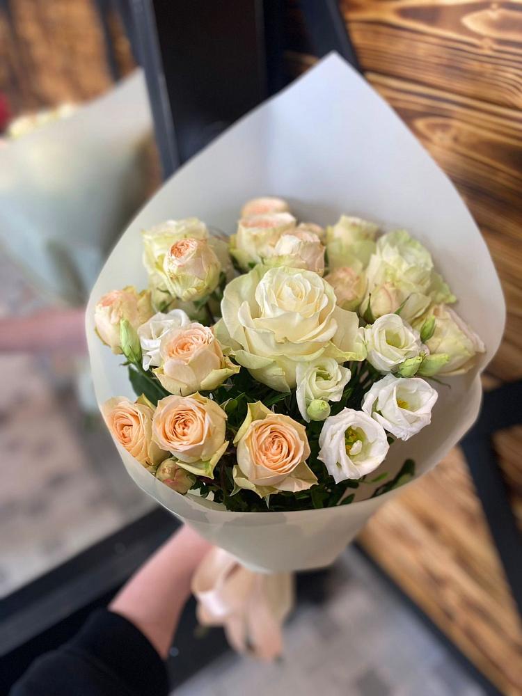 Букет цветов из: Розы и Лизиантусы в Ховрино